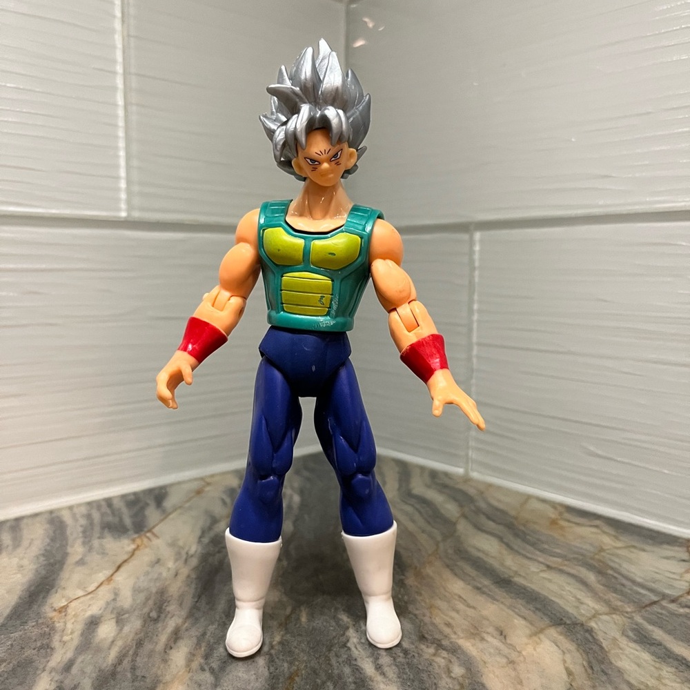Dragon Ball Z Silver Hair Ultra Instinct Goku Figure 8”
Adjustable movable